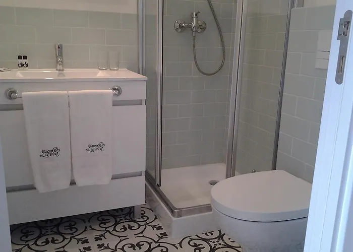 לינה וארוחת בוקר Sincerely 4*